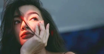Tin nhắn lạ, cuộc gọi nửa đêm của sếp nữ cho chồng khiến tôi mất ngủ