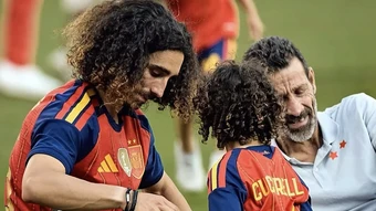 Tình phụ tử mái tóc dài của cầu thủ Cucurella