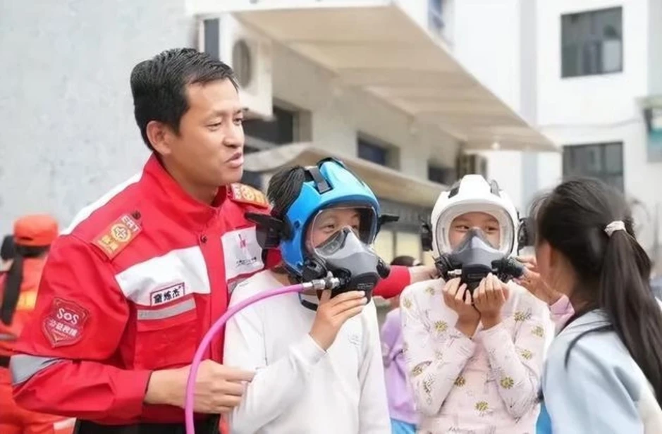 Tình yêu 600 ngày vực dậy 'người hùng cứu hộ' Tình yêu 600 ngày vực dậy 'người hùng cứu hộ'