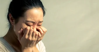 Tôi đi nước ngoài gửi tiền về trả nợ, chồng ở nhà công khai có nhân tình