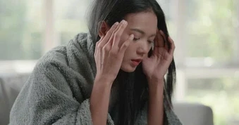 Tôi mắc kẹt giữa lòng biết ơn và nỗi sợ khi ở bên bạn trai kém tuổi