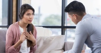 Tôi uất ức dọn đồ ra khỏi nhà khi bố mẹ sang tên đất cho anh trai