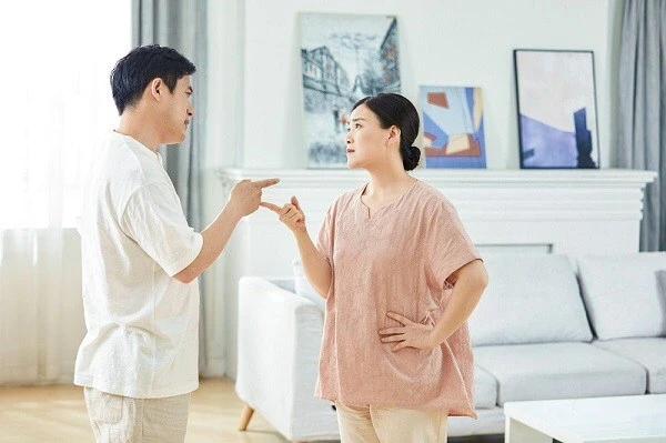 Trách vợ tiêu sạch tiền tiết kiệm và sự thật phía sau khiến tôi hối hận Trách vợ tiêu sạch tiền tiết kiệm và sự thật phía sau khiến tôi hối hận