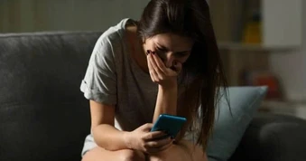 Từ chối yêu trai nhà giàu, tôi bật khóc vì cuộc gọi của mẹ anh ấy
