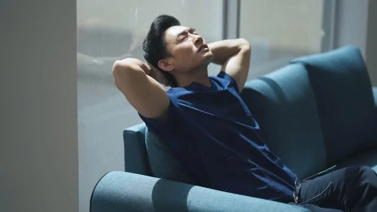Về nhà lúc nửa đêm, tôi chết lặng thấy vợ “tiếp khách quý” trong phòng ngủ