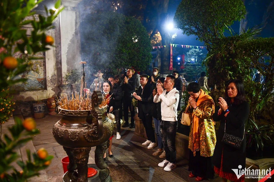 Vì sao người Việt quan niệm 'cúng cả năm không bằng Rằm tháng Giêng'? Vì sao người Việt quan niệm 'cúng cả năm không bằng Rằm tháng Giêng'?