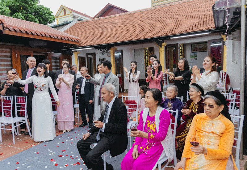 Vợ chồng 70 tuổi làm 'đám cưới vàng', lời nhắn nhủ khiến con cháu nghẹn ngào