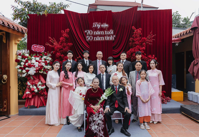 Vợ chồng 70 tuổi làm 'đám cưới vàng', lời nhắn nhủ khiến con cháu nghẹn ngào