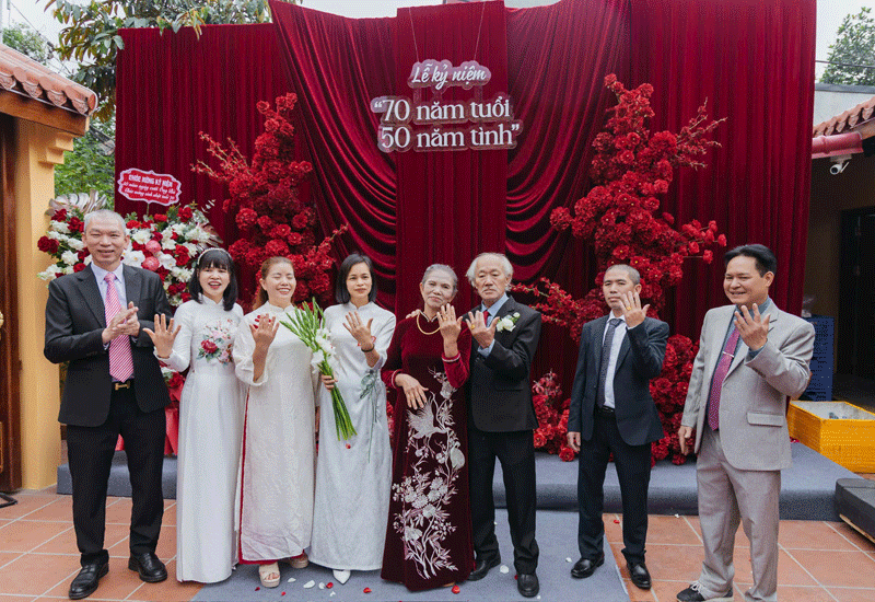 Vợ chồng 70 tuổi làm 'đám cưới vàng', lời nhắn nhủ khiến con cháu nghẹn ngào