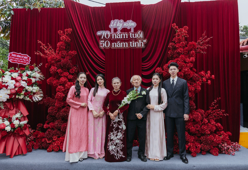 Vợ chồng 70 tuổi làm 'đám cưới vàng', lời nhắn nhủ khiến con cháu nghẹn ngào