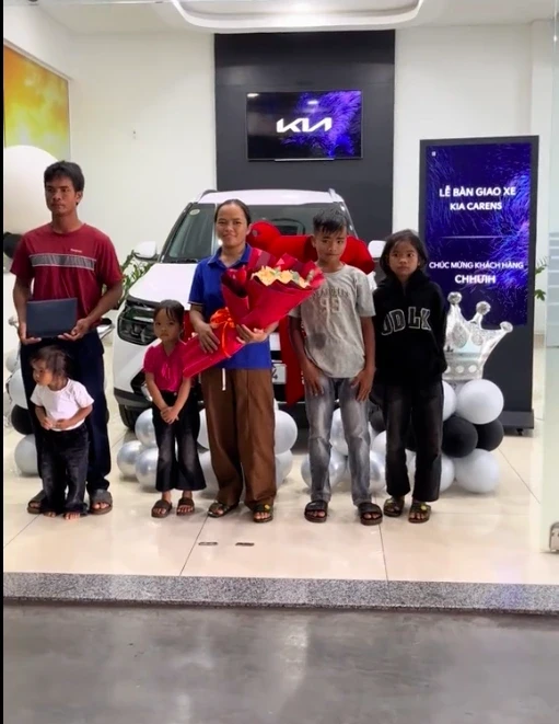 Vợ chồng làm rẫy nuôi 4 con mua ô tô sau nhiều năm tích góp, thanh toán tiền mặt