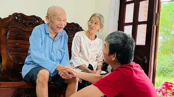 Vợ chồng 'nghèo nhất xóm núi' nuôi 8 con thành thạc sĩ, tiến sĩ
