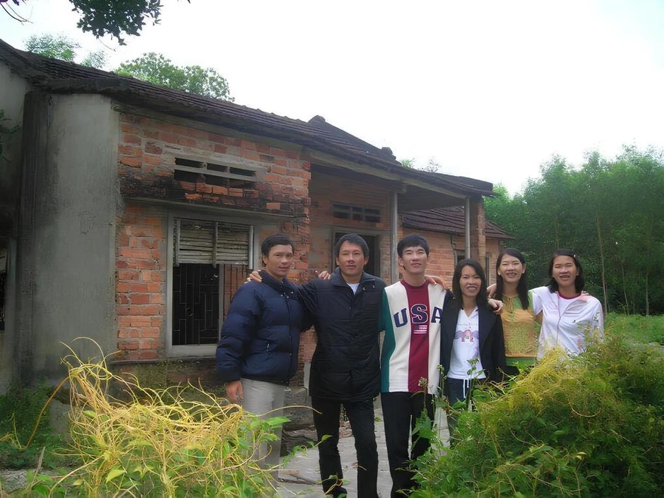 Vợ chồng 'nghèo nhất xóm núi' nuôi 8 con thành thạc sĩ, tiến sĩ Vợ chồng 'nghèo nhất xóm núi' nuôi 8 con thành thạc sĩ, tiến sĩ