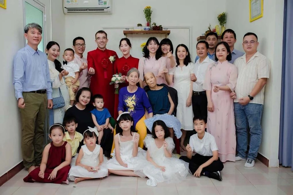 Vợ chồng 'nghèo nhất xóm núi' nuôi 8 con thành thạc sĩ, tiến sĩ Vợ chồng 'nghèo nhất xóm núi' nuôi 8 con thành thạc sĩ, tiến sĩ