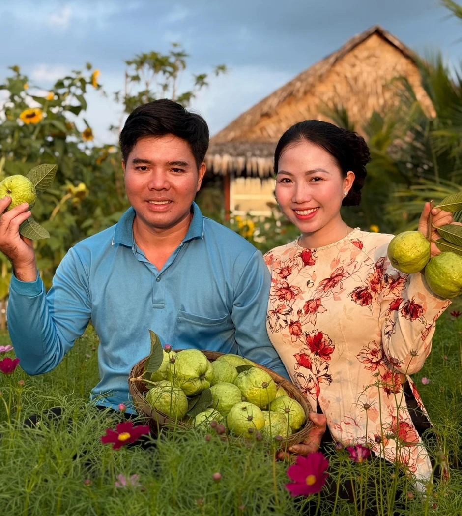 Vợ chồng ở An Giang bỏ phố về quê dựng khu vườn xanh mướt, hút triệu view Vợ chồng ở An Giang bỏ phố về quê dựng khu vườn xanh mướt, hút triệu view