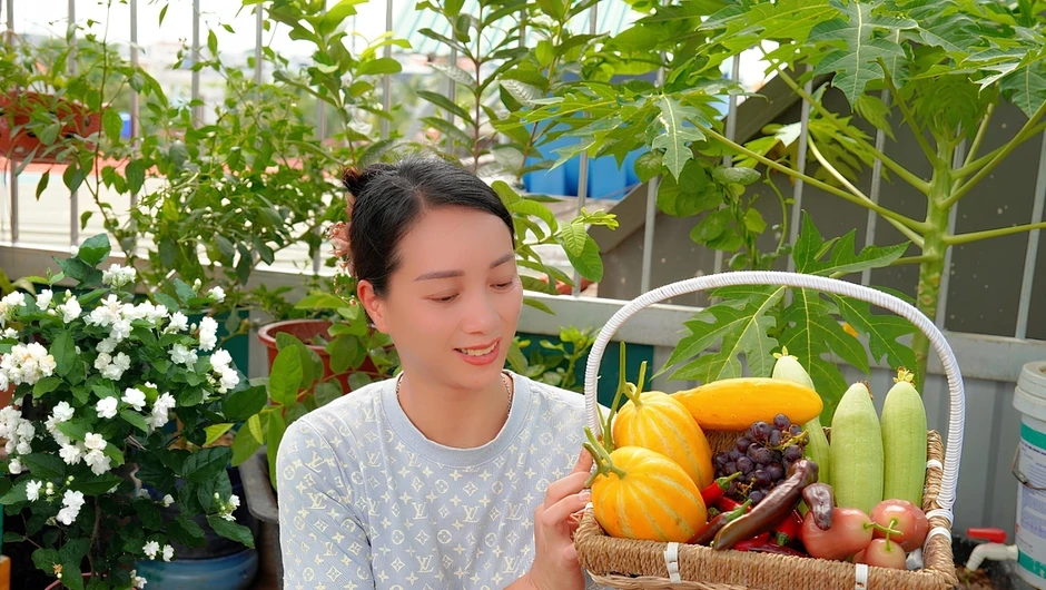 Vợ chồng Thanh H&oacute;a nu&ocirc;i g&agrave;, trồng rau, thả c&aacute; tr&ecirc;n s&acirc;n thượng