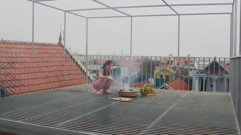 Vợ chồng Thanh H&oacute;a nu&ocirc;i g&agrave;, trồng rau, thả c&aacute; tr&ecirc;n s&acirc;n thượng