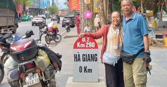 Vợ chồng U.60 chở nhau phượt mô tô từ Nam ra Bắc