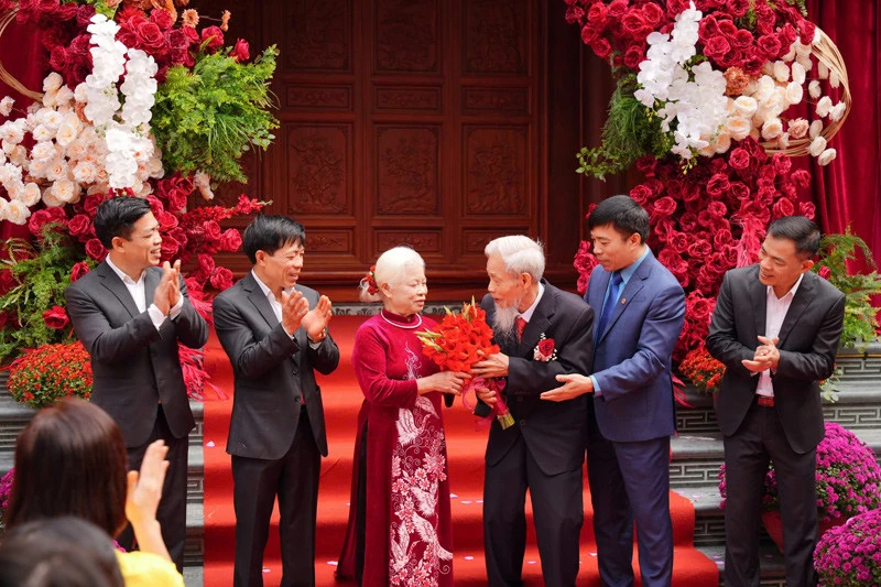 Vợ chồng U90 ở Hưng Yên kỷ niệm 70 năm bên nhau, con cháu rơi nước mắt Vợ chồng U90 ở Hưng Yên kỷ niệm 70 năm bên nhau, con cháu rơi nước mắt