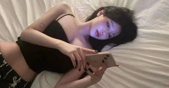 Vợ có thói quen không mặc nội y, tôi bối rối mỗi khi tụ họp gia đình