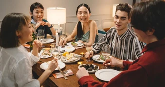 Vợ không cho tôi đi họp lớp vì sợ "mất chồng"