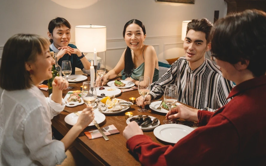 Vợ không cho tôi đi họp lớp vì sợ "mất chồng" Vợ không cho tôi đi họp lớp vì sợ "mất chồng"