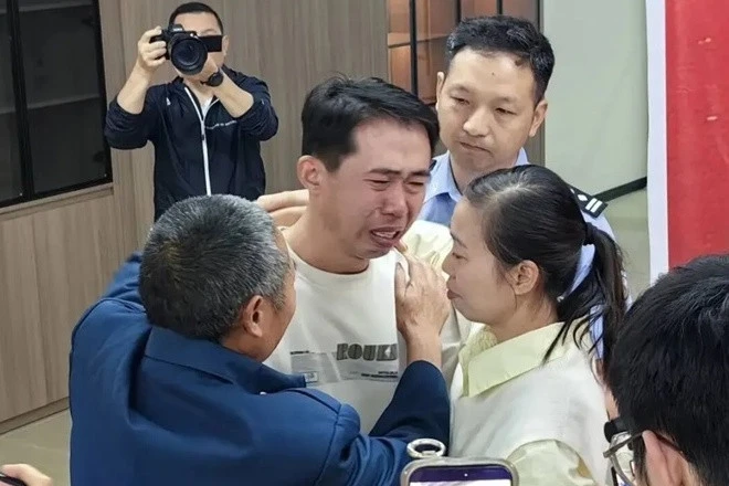 Vợ mất, con trai 4 tuổi bị bắt cóc: 35 năm sau người cha òa khóc khi gặp lại con Vợ mất, con trai 4 tuổi bị bắt cóc: 35 năm sau người cha òa khóc khi gặp lại con