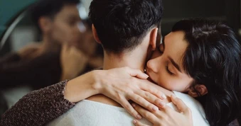 Vợ xin về quê thăm con riêng nhưng lại lén lút đi du lịch cùng chồng cũ