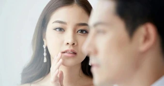 Vừa ly hôn rời khỏi tòa, vợ ghé tai tiết lộ một điều khiến tôi tái mặt