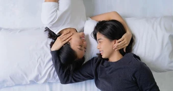 Yêu đơn phương bạn thân cùng giới, tôi sợ mỗi khi chồng đòi “thân mật”
