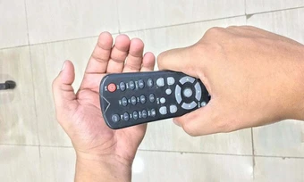 Tại sao đập nhẹ giúp điều khiển TV hoạt động lại?