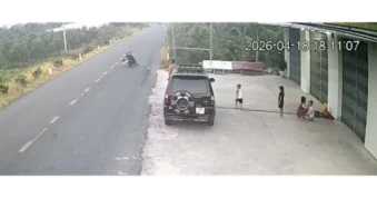 Bé trai đá bóng ra đường gây chết người, trách nhiệm thuộc về ai?