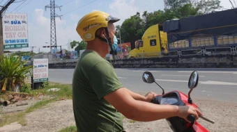 Đi xe máy, đeo tai nghe một bên để Google Maps chỉ đường có bị phạt?