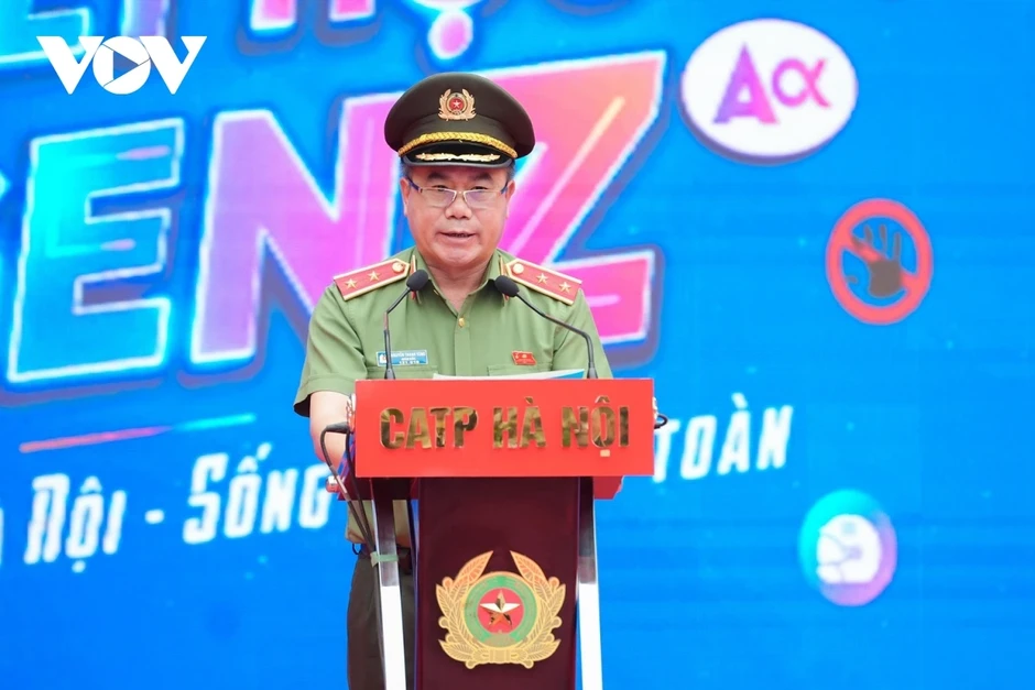 Giám đốc Công an Hà Nội cảnh báo những cạm bẫy với học sinh Giám đốc Công an Hà Nội cảnh báo những cạm bẫy với học sinh