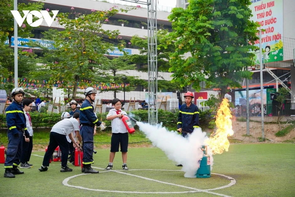 Giám đốc Công an Hà Nội cảnh báo những cạm bẫy với học sinh Giám đốc Công an Hà Nội cảnh báo những cạm bẫy với học sinh