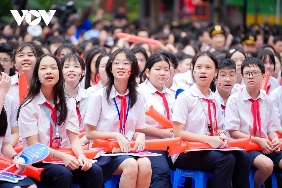 Giám đốc Công an Hà Nội cảnh báo những cạm bẫy với học sinh Giám đốc Công an Hà Nội cảnh báo những cạm bẫy với học sinh
