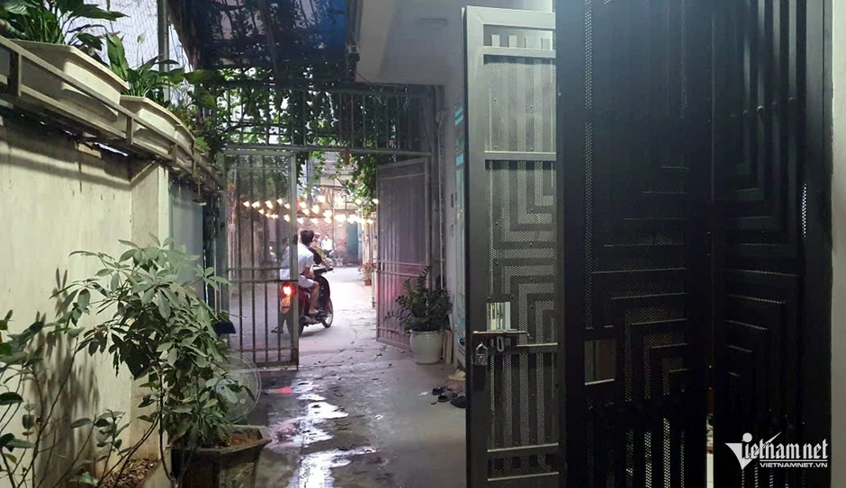 Mở cổng lấn đường: Hành vi cấm nhưng nhiều người vẫn ngang nhiên vi phạm Mở cổng lấn đường: Hành vi cấm nhưng nhiều người vẫn ngang nhiên vi phạm