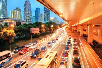 Mức phạt lỗi ô tô vượt bên phải xe khác theo quy định mới nhất