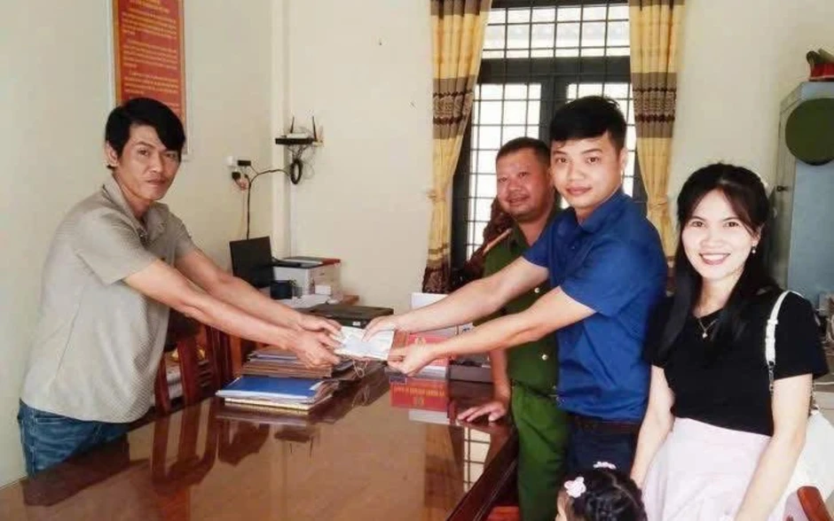 Nhặt được hơn 9 triệu đồng, 2 học sinh ở Gia Lai trả lại người đánh rơi Nhặt được hơn 9 triệu đồng, 2 học sinh ở Gia Lai trả lại người đánh rơi