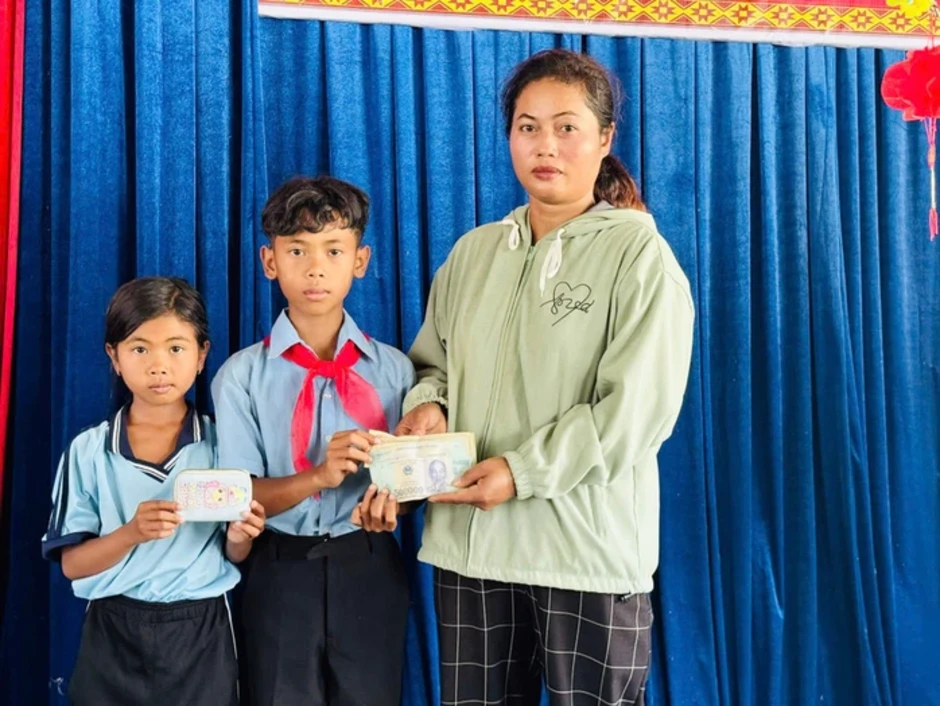 Nhặt được hơn 9 triệu đồng, 2 học sinh ở Gia Lai trả lại người đánh rơi Nhặt được hơn 9 triệu đồng, 2 học sinh ở Gia Lai trả lại người đánh rơi