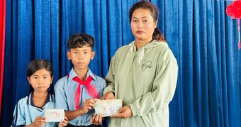 Nhặt được hơn 9 triệu đồng, 2 học sinh ở Gia Lai trả lại người đánh rơi