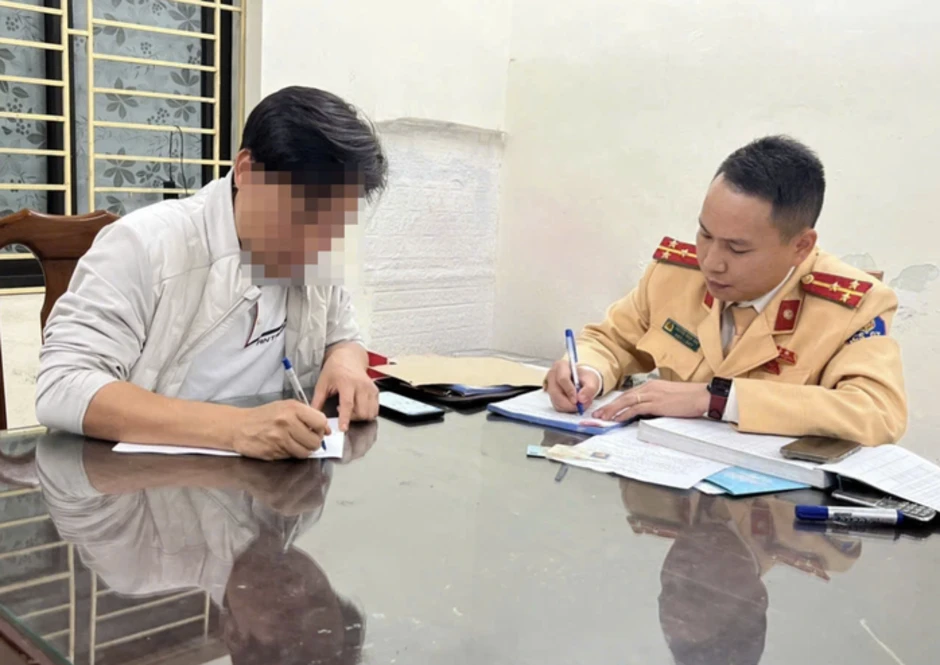 Tài xế ô tô vừa lái xe vừa bế trẻ con trong lòng bị xử phạt Tài xế ô tô vừa lái xe vừa bế trẻ con trong lòng bị xử phạt