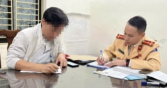 Tài xế ô tô vừa lái xe vừa bế trẻ con trong lòng bị xử phạt