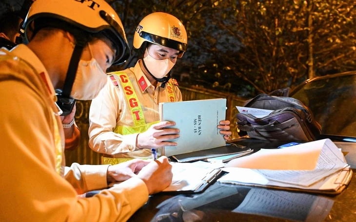 Vi phạm giao thông lúc Nghị định 100 có hiệu lực, nay nghị định bãi bỏ có bị phạt không? Vi phạm giao thông lúc Nghị định 100 có hiệu lực, nay nghị định bãi bỏ có bị phạt không?