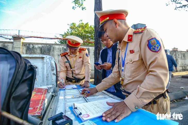 Vi phạm giao thông lúc Nghị định 100 có hiệu lực, nay nghị định bãi bỏ có bị phạt không? Vi phạm giao thông lúc Nghị định 100 có hiệu lực, nay nghị định bãi bỏ có bị phạt không?