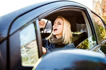 Vừa lái ô tô vừa nghe nhạc, khi nào có thể bị xử phạt?