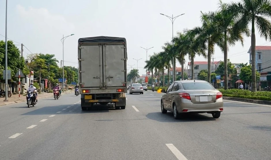 Các trường hợp tài xế được phép vượt phải và mức phạt vi phạm mới nhất Các trường hợp tài xế được phép vượt phải và mức phạt vi phạm mới nhất