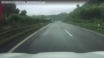 Clip: Xe khách lao đầu qua dải phân cách, lốp văng vào hộ lan