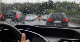 Có nên dùng ga tự động khi trời mưa