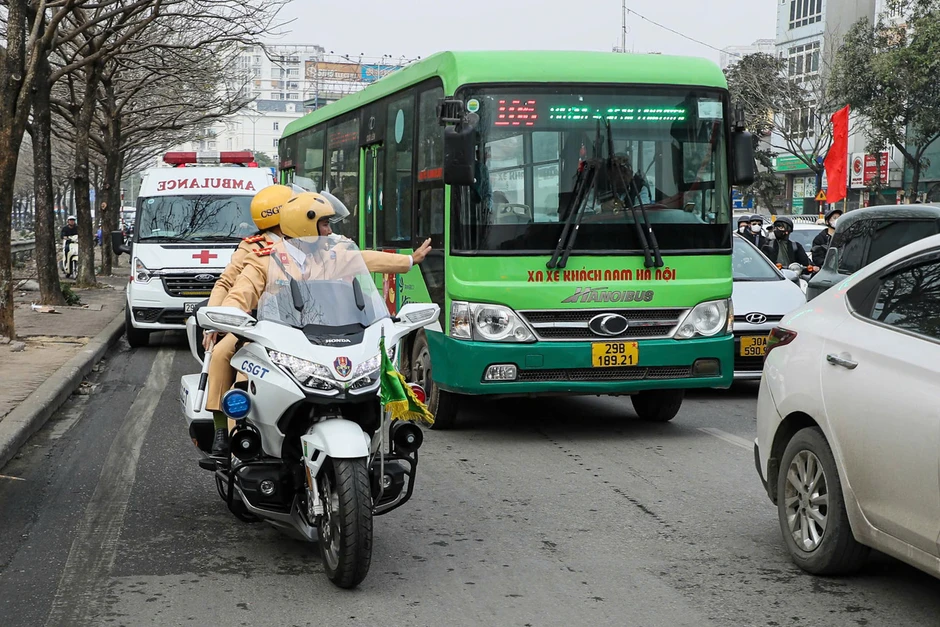 CSGT hướng dẫn người dân nhận diện xe ưu tiên, chủ động nhường đường tránh bị xử phạt